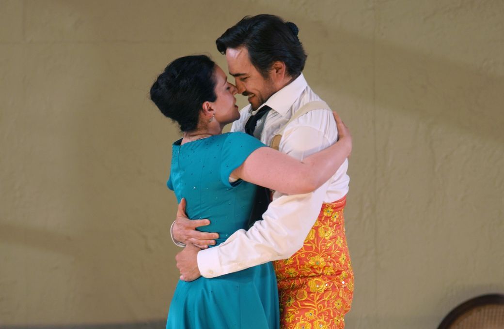 Man&eacute; Galoyan (Sole&aacute;) y Rodrigo Porras Garulo (Rafael Ruiz) &copy; Elena del Real | Teatro de la Zarzuela