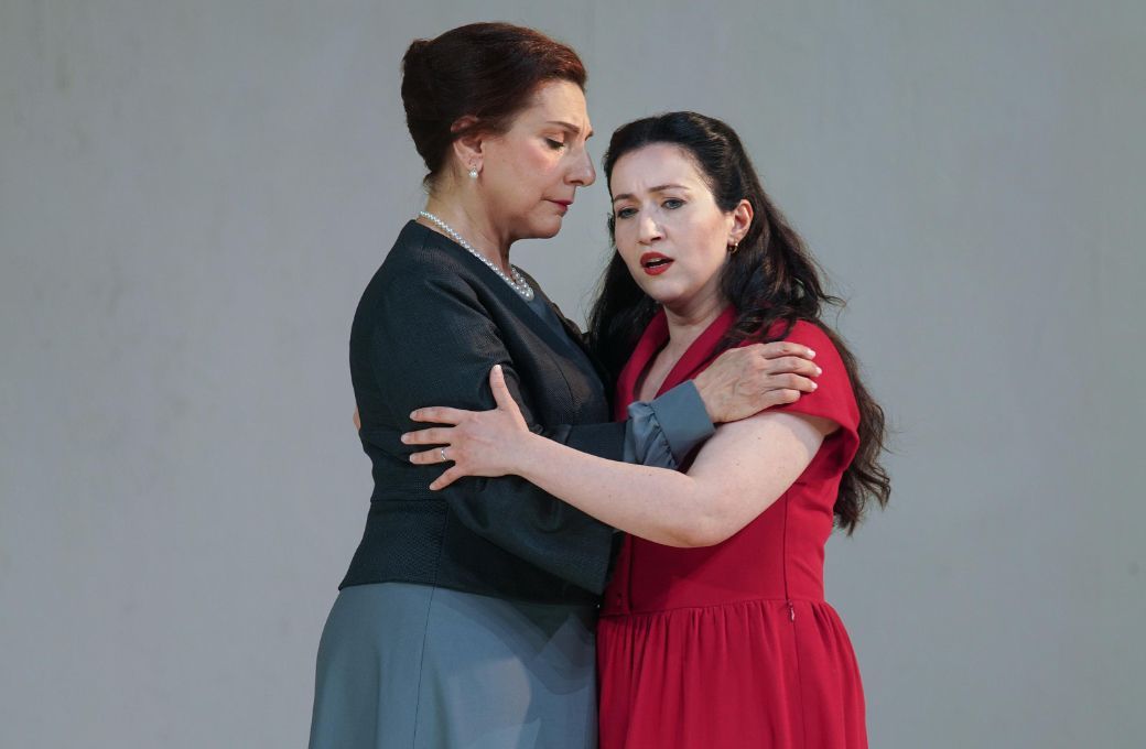 Mar&iacute;a Rodr&iacute;guez (Frasquita) y Man&eacute; Galoyan (Sole&aacute;) &copy; Elena del Real | Teatro de la Zarzuela