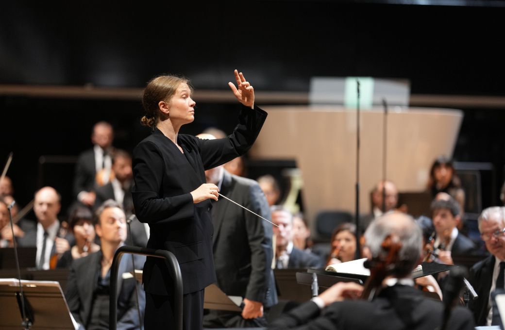 Mirga Gražinytė-Tyla dirige le <i>War Requiem</i> à la Philharmonie © Christophe Abramowitz / Radio France