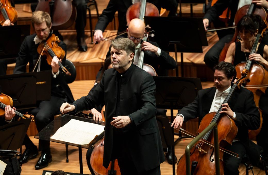 Andrey Boreyko conducts the Sydney Symphony Orchestra &copy; Ken Leanfore