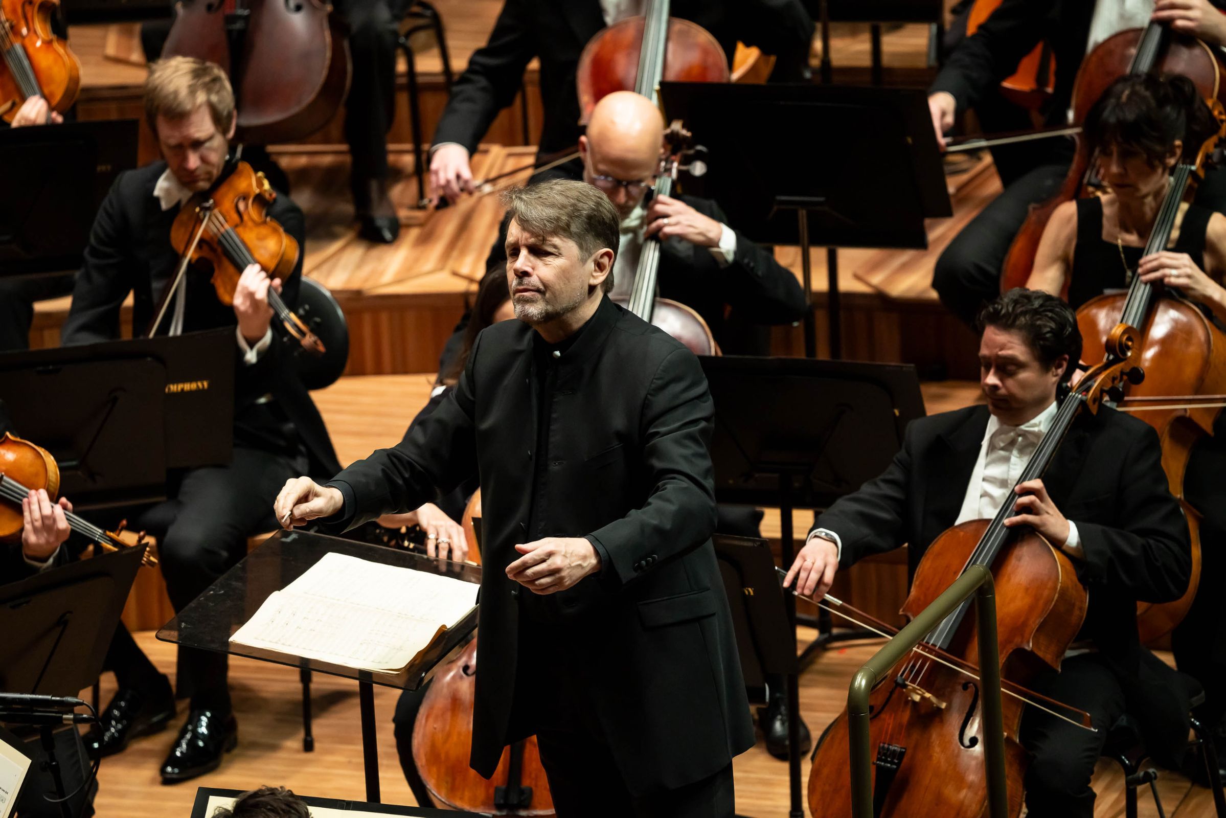 Andrey Boreyko conducts the Sydney Symphony Orchestra &copy; Ken Leanfore