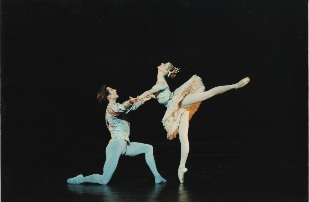 Sabrina Lenzi and Kevin O’Hare in Sir Frederick Ashton’s <i>Birthday Offering</i> &copy; Bill Cooper, 1995