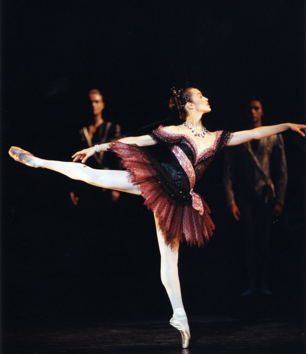 Leticia M&uuml;ller in Sir Frederick Ashton&rsquo;s <i>Birthday Offering</i> &copy; Bill Cooper, 1995