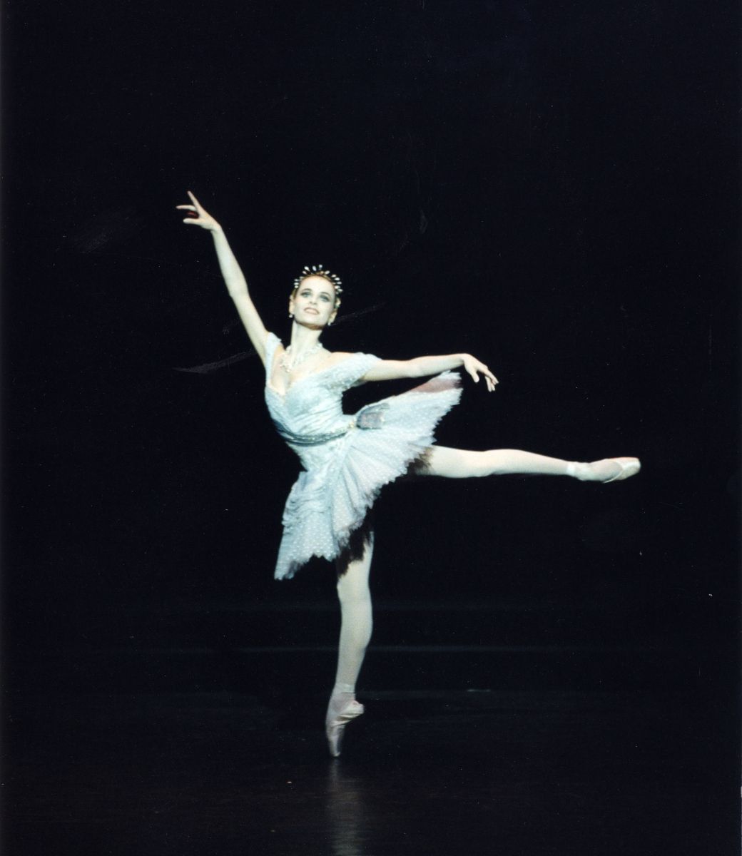 Sabrina Lenzi in Sir Frederick Ashton&rsquo;s <i>Birthday Offering</i> &copy; Bill Cooper, 1995