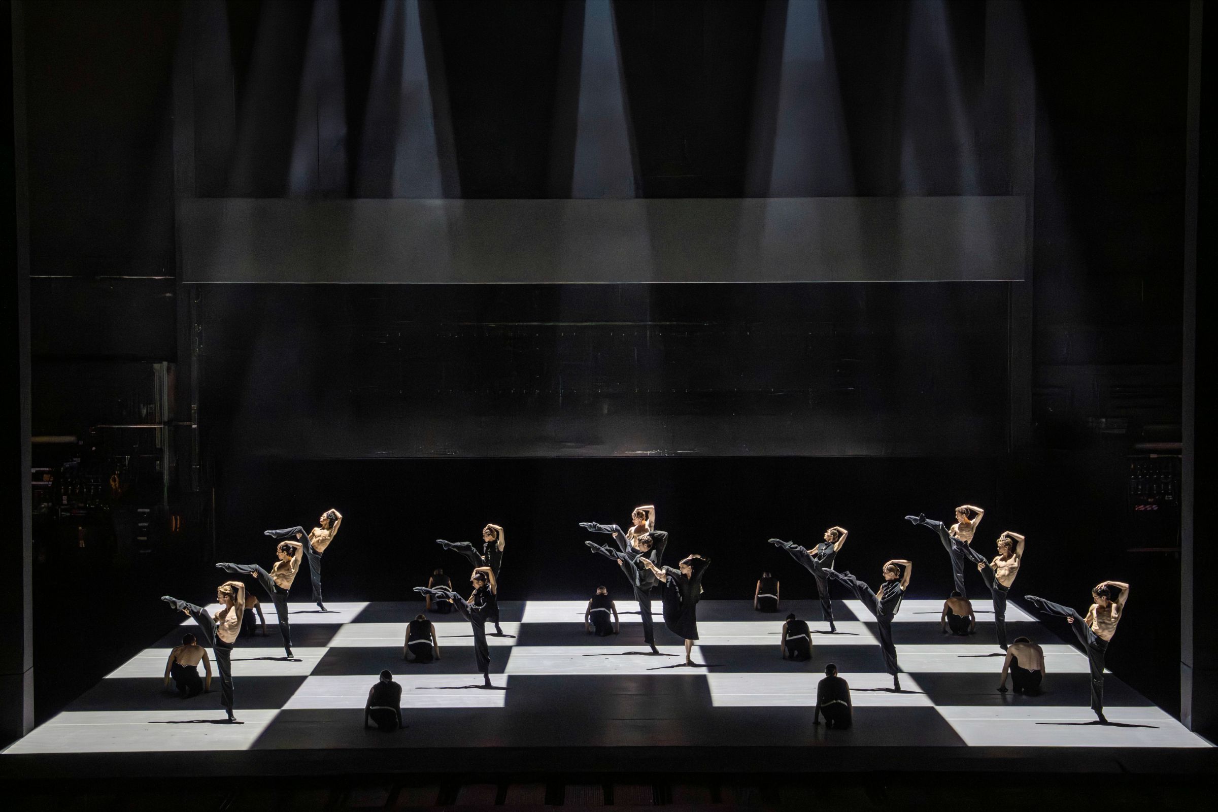 The Royal Ballet in <i>Salle de danse</i> by Sol León and Paul Lightfoot © Johan Persson