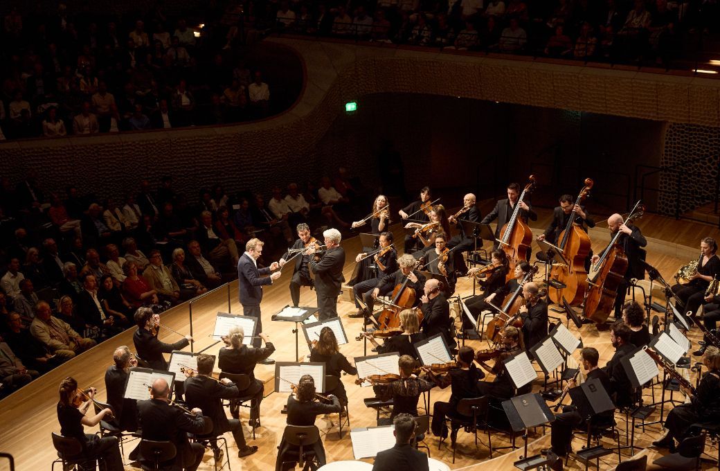 H&aring;kan Hardenberger, Daniel Harding and the Mahler Chamber Orchestra in the Elbphilharmonie &copy; Carolin Windel