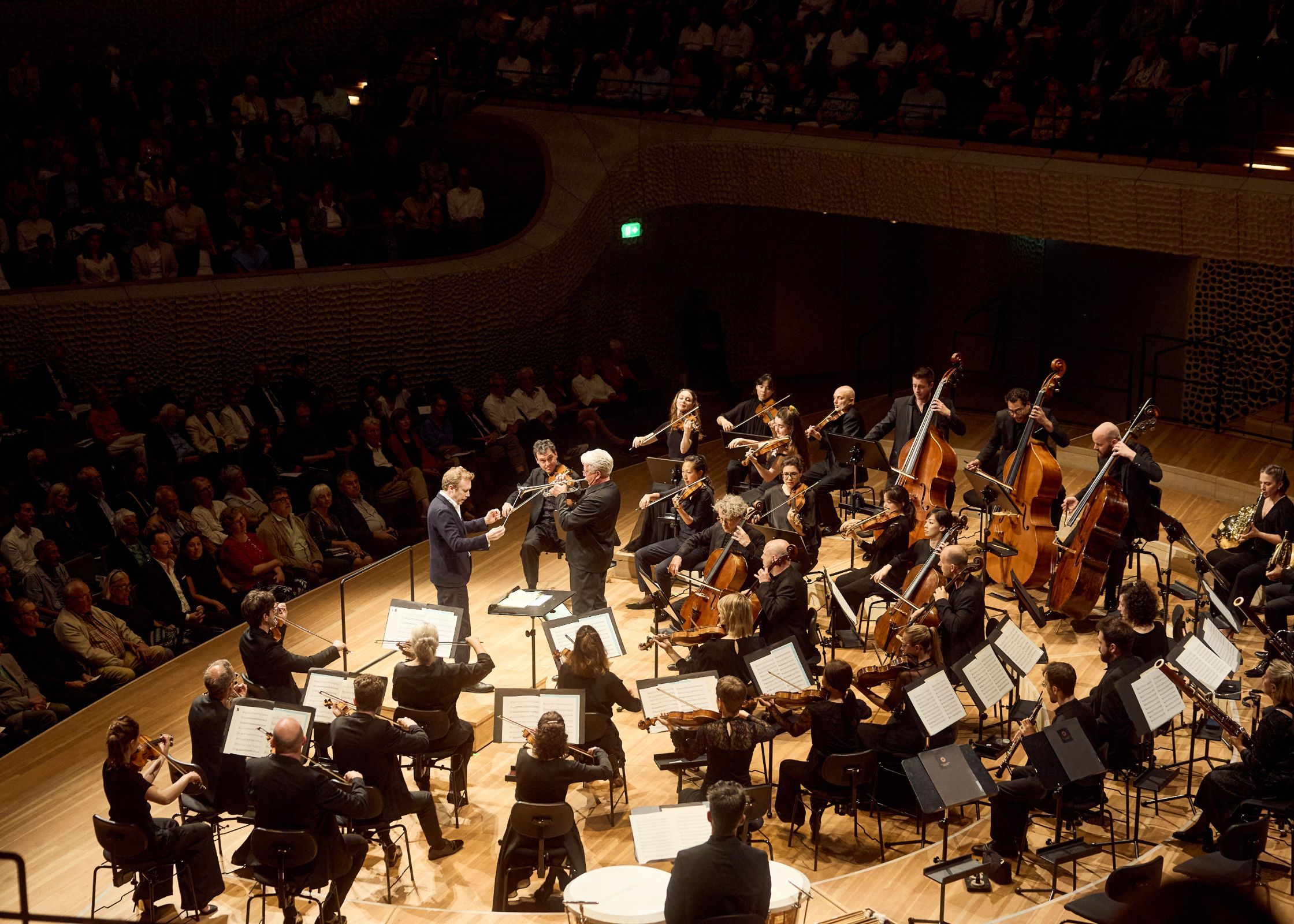 Håkan Hardenberger, Daniel Harding and the Mahler Chamber Orchestra in the Elbphilharmonie &copy; Carolin Windel