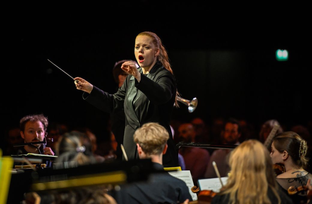 Ingunn Korsg&aring;rd Hagen conducts Chromatica Orchestra &copy; Monika Jakubowska