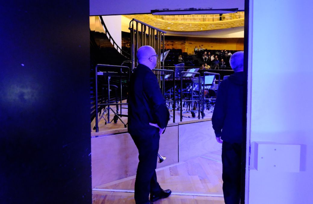 From backstage, Julien watches the audience take its seats in the Philharmonie &copy; R&eacute;mi Monti / Bachtrack