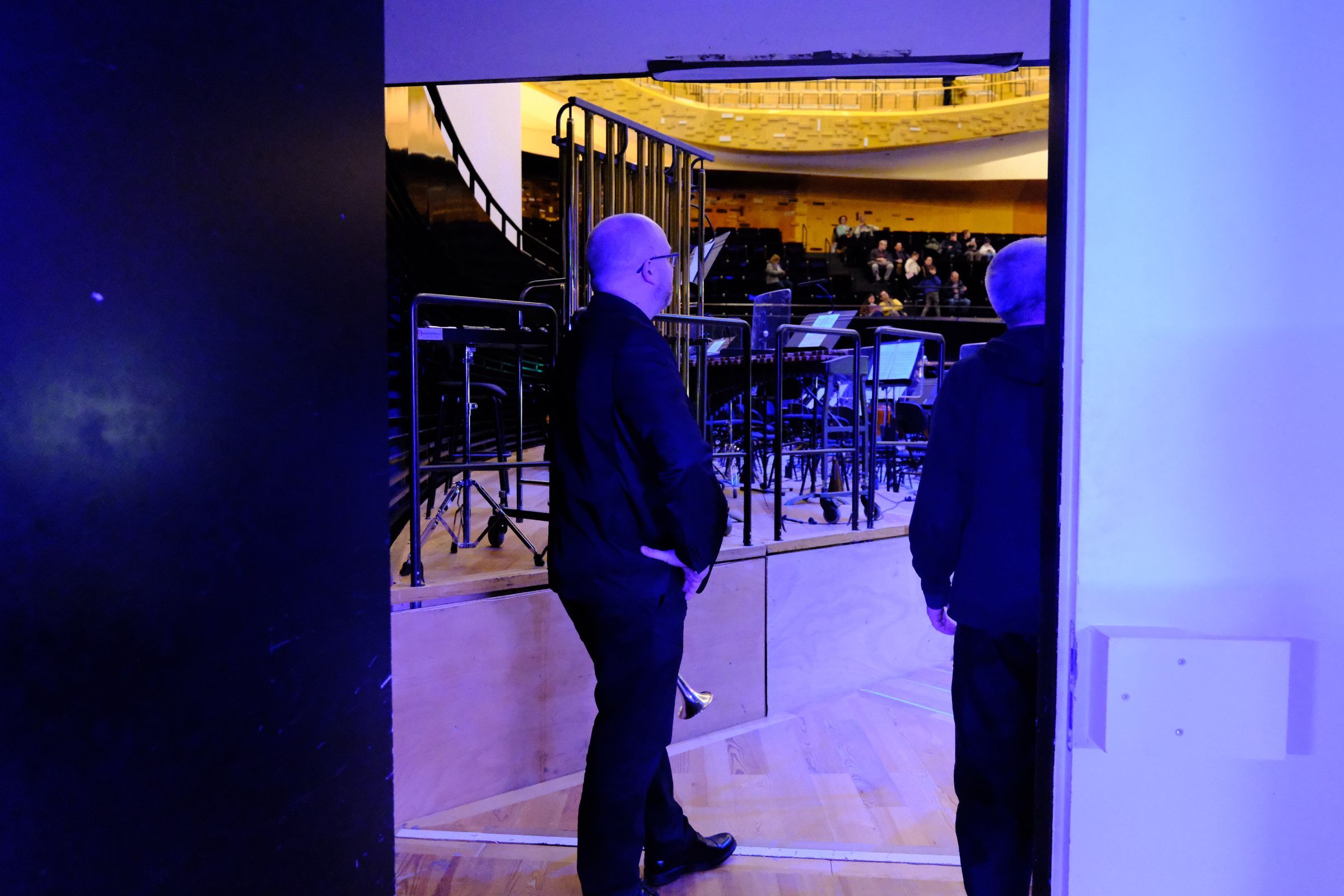 From backstage, Julien watches the audience take its seats in the Philharmonie &copy; Rémi Monti / Bachtrack