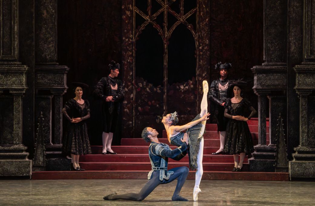 C&eacute;line Gittens as Odile and Yasiel Hodel&iacute;n Bello as Siegfried in the Black Swan pas de deux &copy; Johan Persson