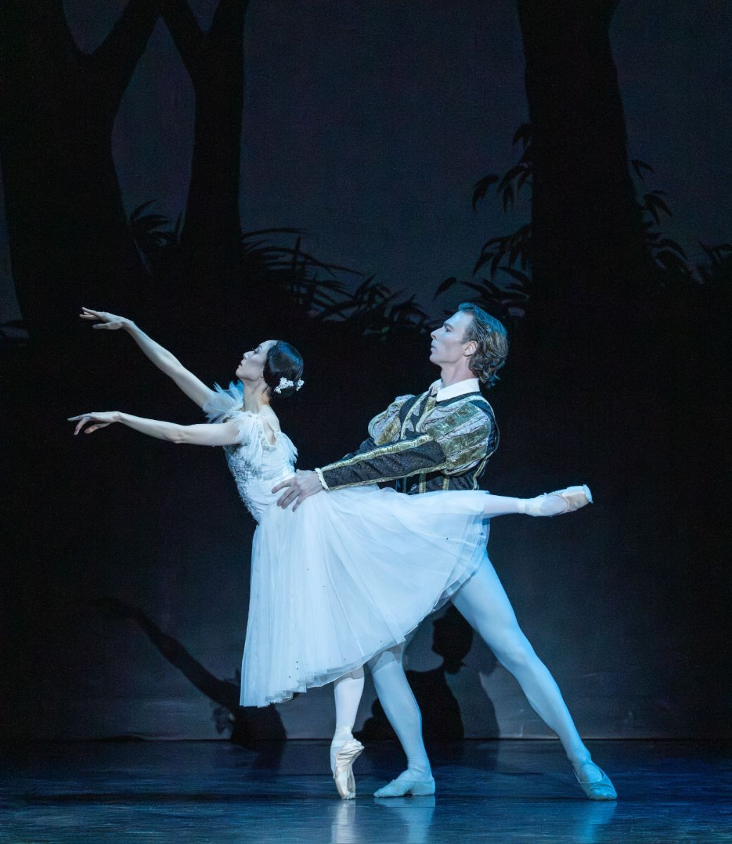 Miki Mizutani as Giselle and Max Maslan as Albrecht in Act 2 of <i>Giselle</i> &copy; Johan Persson