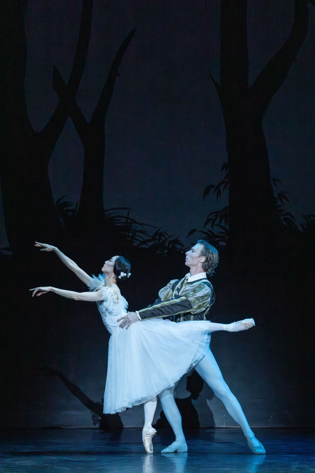 Miki Mizutani as Giselle and Max Maslan as Albrecht in Act 2 of <i>Giselle</i> &copy; Johan Persson