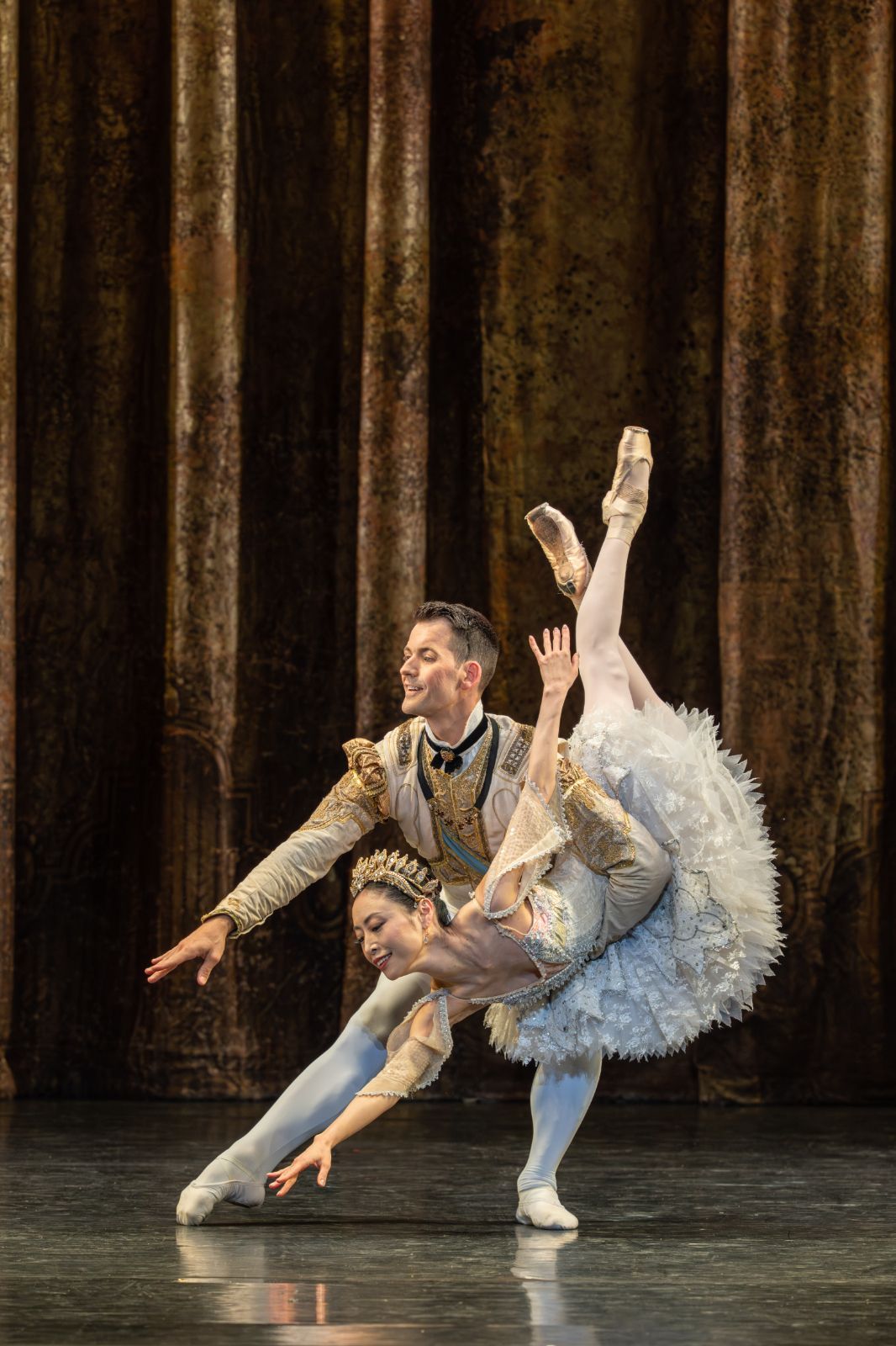 Mathias Dingman as Florimund and Momoko Hirata as Aurora in <i>The Sleeping Beauty</i> &copy; Johan Persson