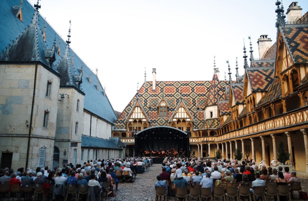 Une représentation dans la cour d'honneur des Hospices de Beaune © Ars Essentia / Festival de Beaune