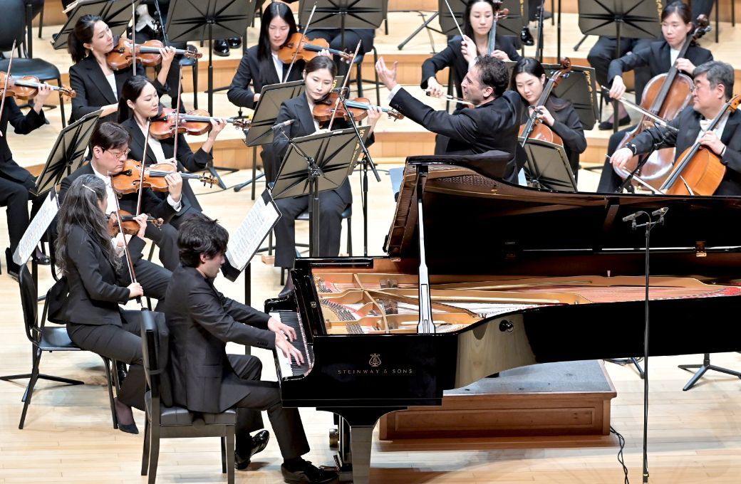 Bruce Liu, Andr&eacute;s Orozco-Estrada and the KBS Symphony Orchestra &copy; KBS Symphony Orchestra