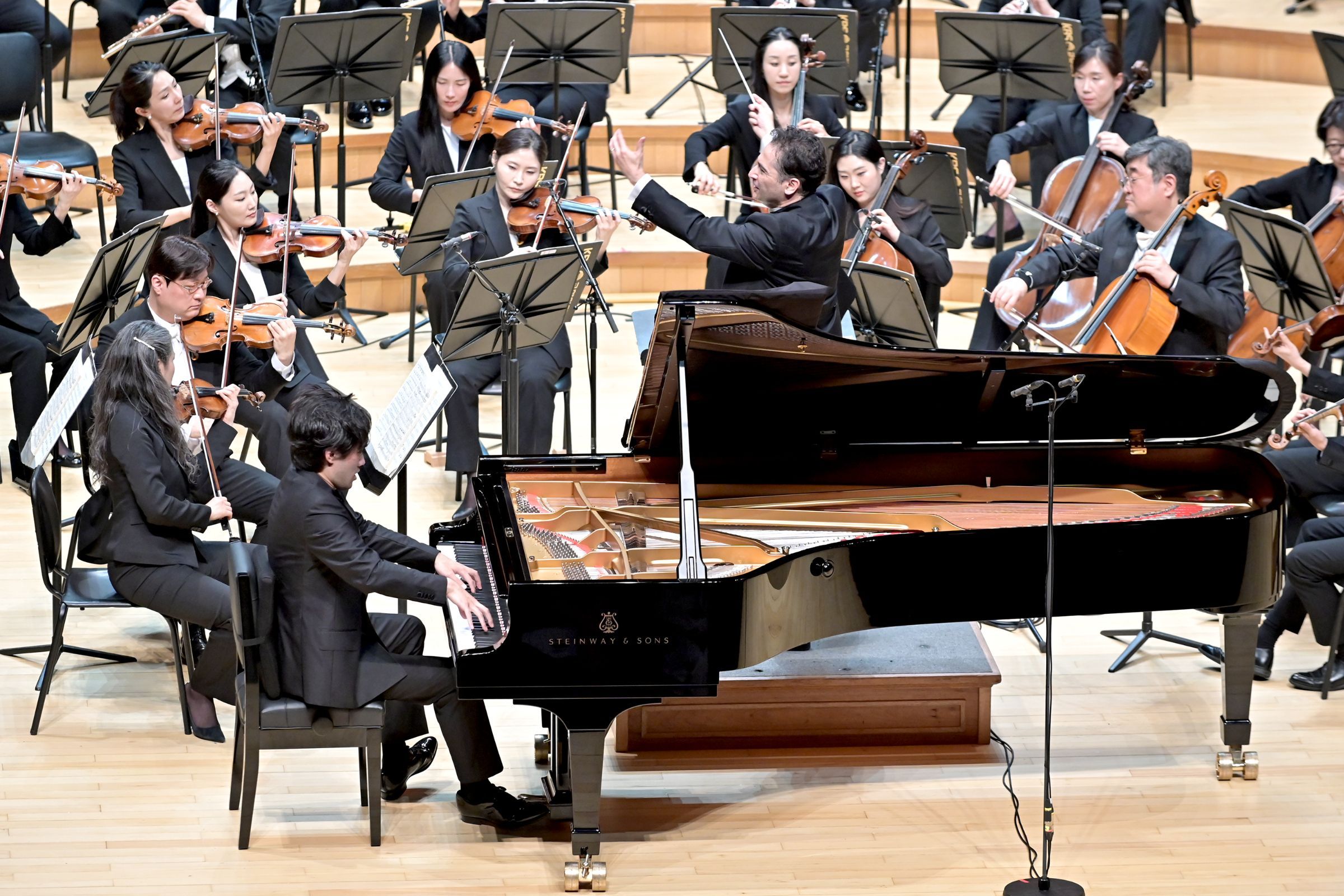 Bruce Liu, Andrés Orozco-Estrada and the KBS Symphony Orchestra &copy; KBS Symphony Orchestra
