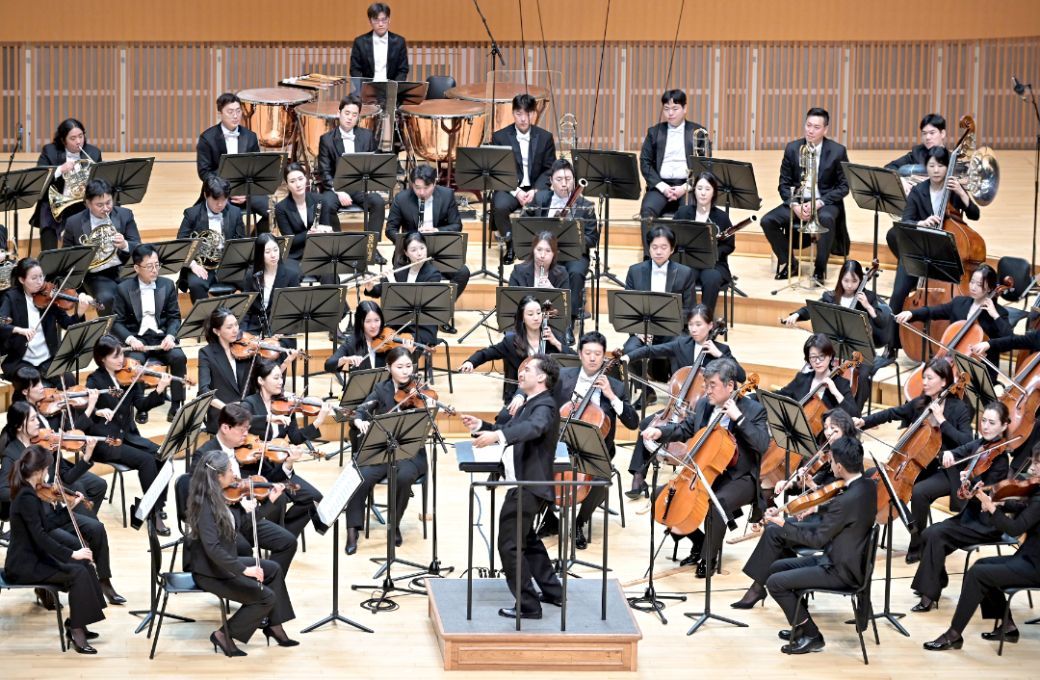 Andr&eacute;s Orozco-Estrada conducts the KBS Symphony Orchestra &copy; KBS Symphony Orchestra