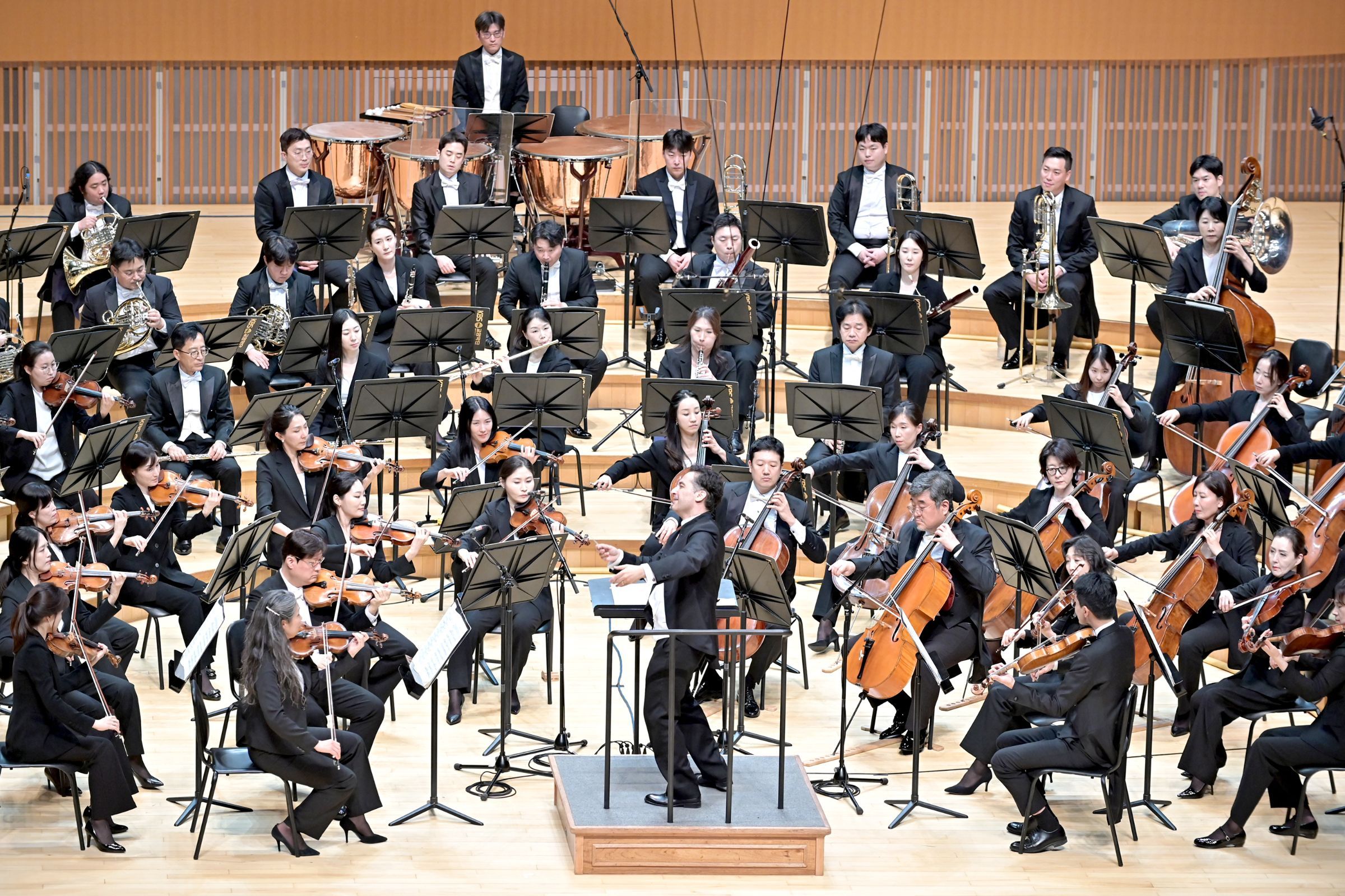 Andrés Orozco-Estrada conducts the KBS Symphony Orchestra &copy; KBS Symphony Orchestra
