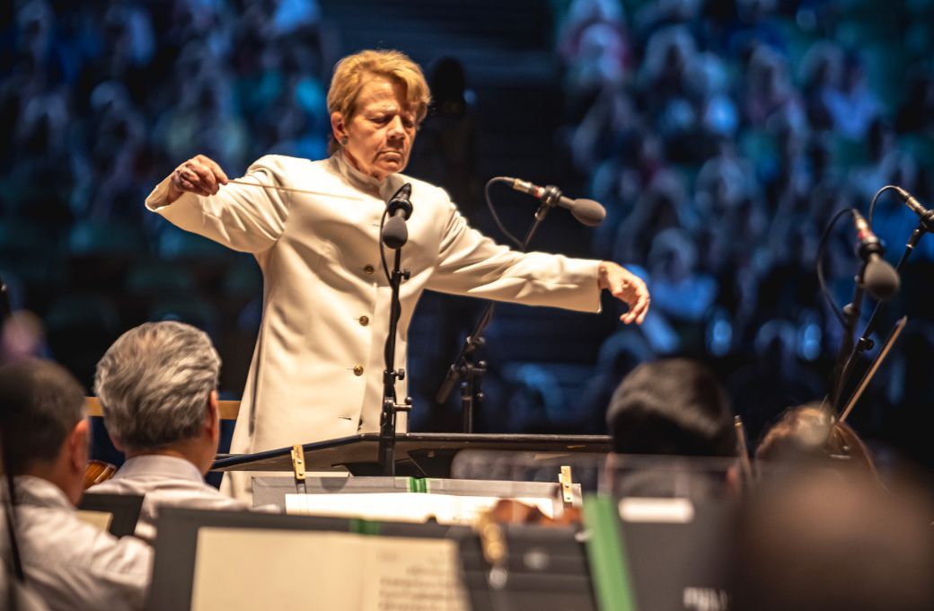 Marin Alsop conducts the Philadelphia Orchestra &copy; Jordan August Photography, Courtesy of Highmark Mann