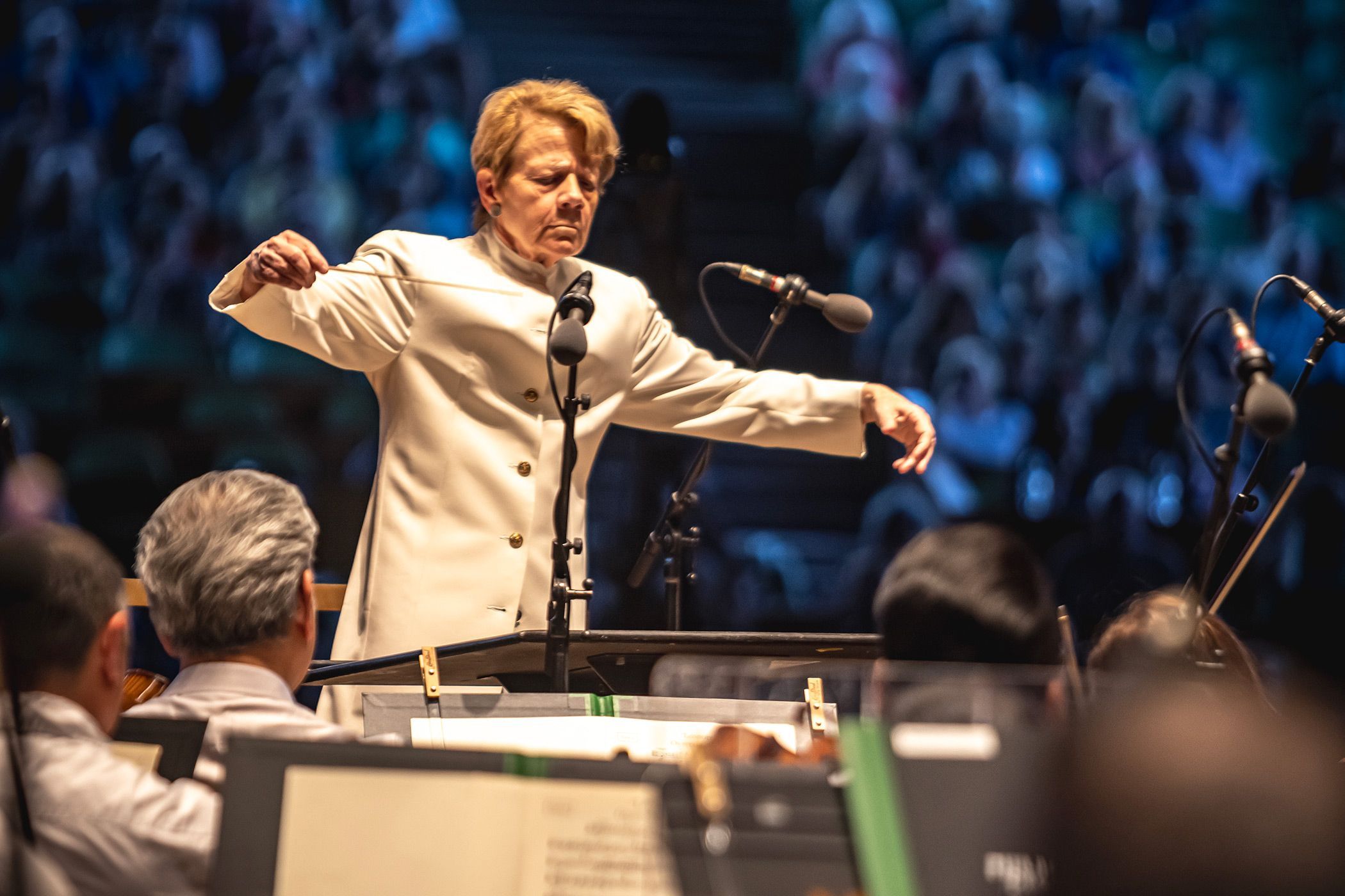 Marin Alsop conducts the Philadelphia Orchestra &copy; Jordan August Photography, Courtesy of Highmark Mann