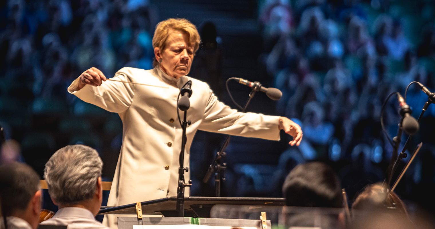 Marin Alsop brings unexpected pleasures to the Philadelphia Orchestra © Jordan August Photography, Courtesy of Highmark Mann