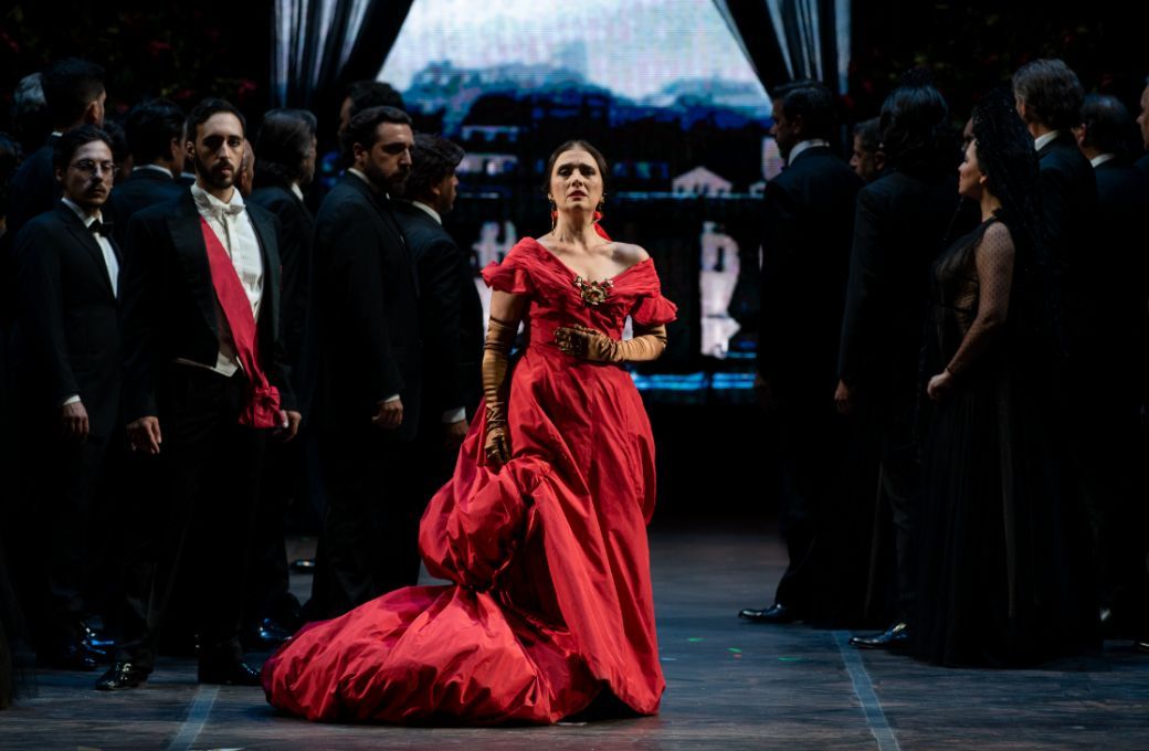 Ermonela Jaho (Violetta) and ensemble © Fabrizio Sansoni | Teatro dell'Opera di Roma