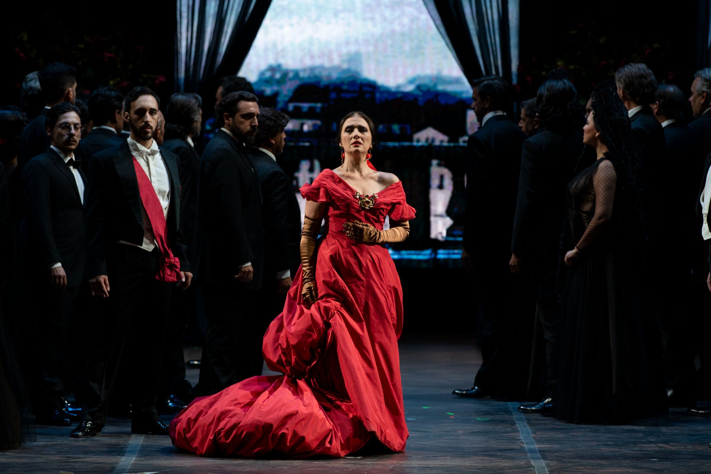 Ermonela Jaho (Violetta) and ensemble © Fabrizio Sansoni | Teatro dell'Opera di Roma