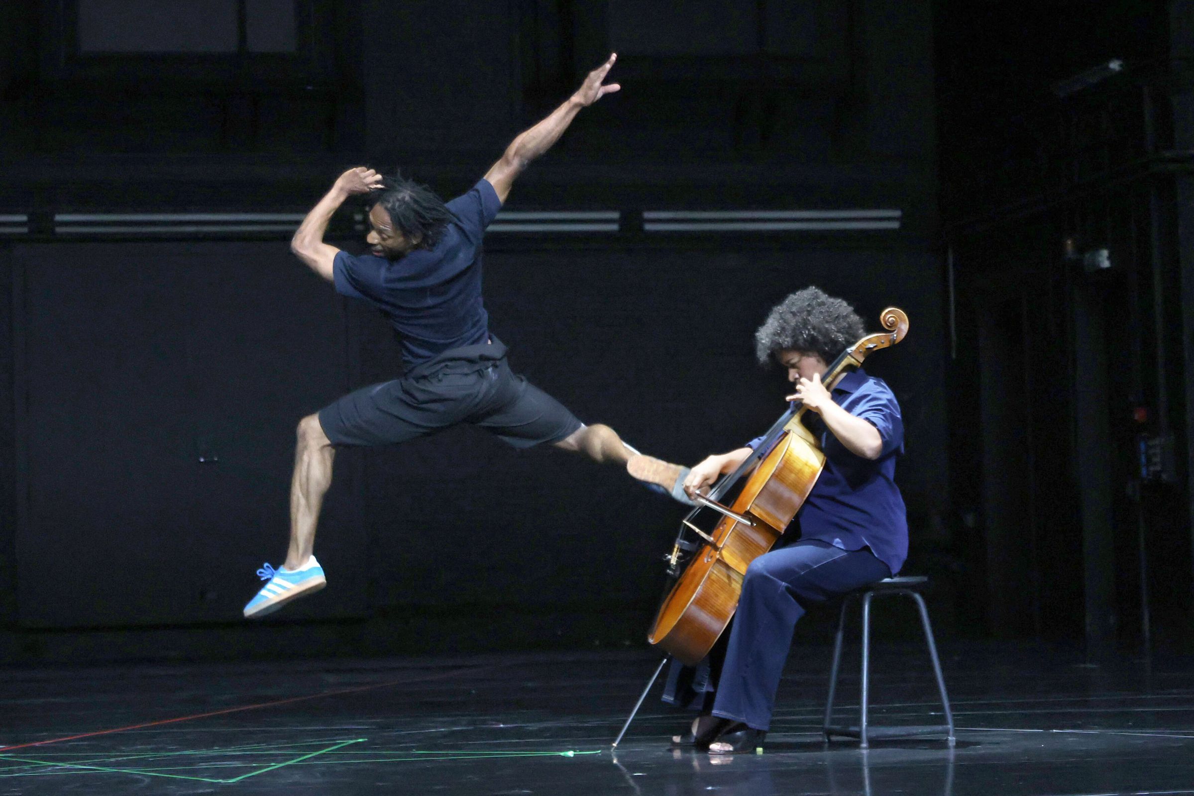 Lateef Williams and Maria Franz in Anne Teresa De Keersmaeker’s <i>Mitten wir im Leben sind</i> © Phile Deprez
