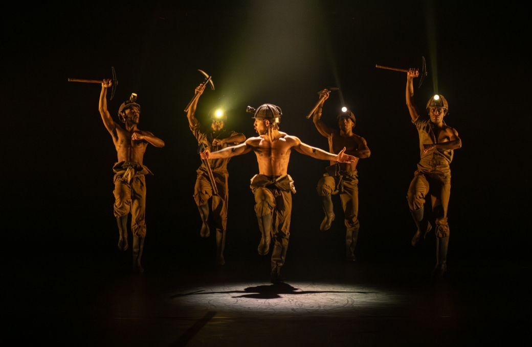 Ebony Thomas and Ballet Black in Mthuthuzeli November’s <i>Ingoma</i> © Photography by ASH