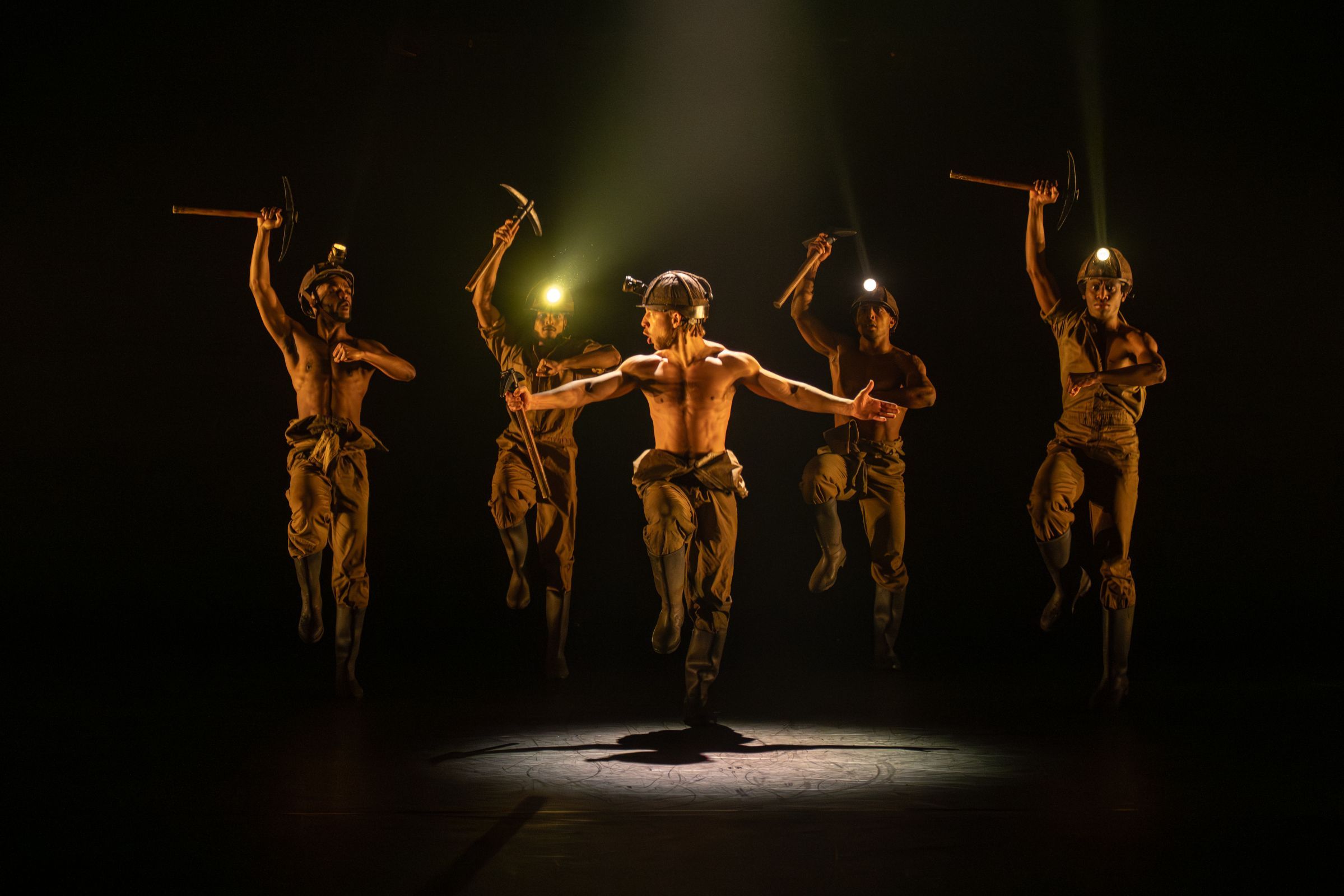 Ebony Thomas and Ballet Black in Mthuthuzeli November’s <i>Ingoma</i> © Photography by ASH