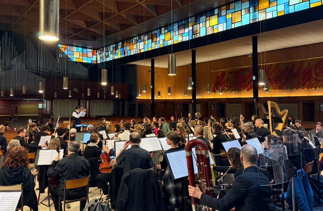 Johannes Le Pennec conducts Ondes Plurielles in Saint-Marcel Church © Rémi Monti / Bachtrack