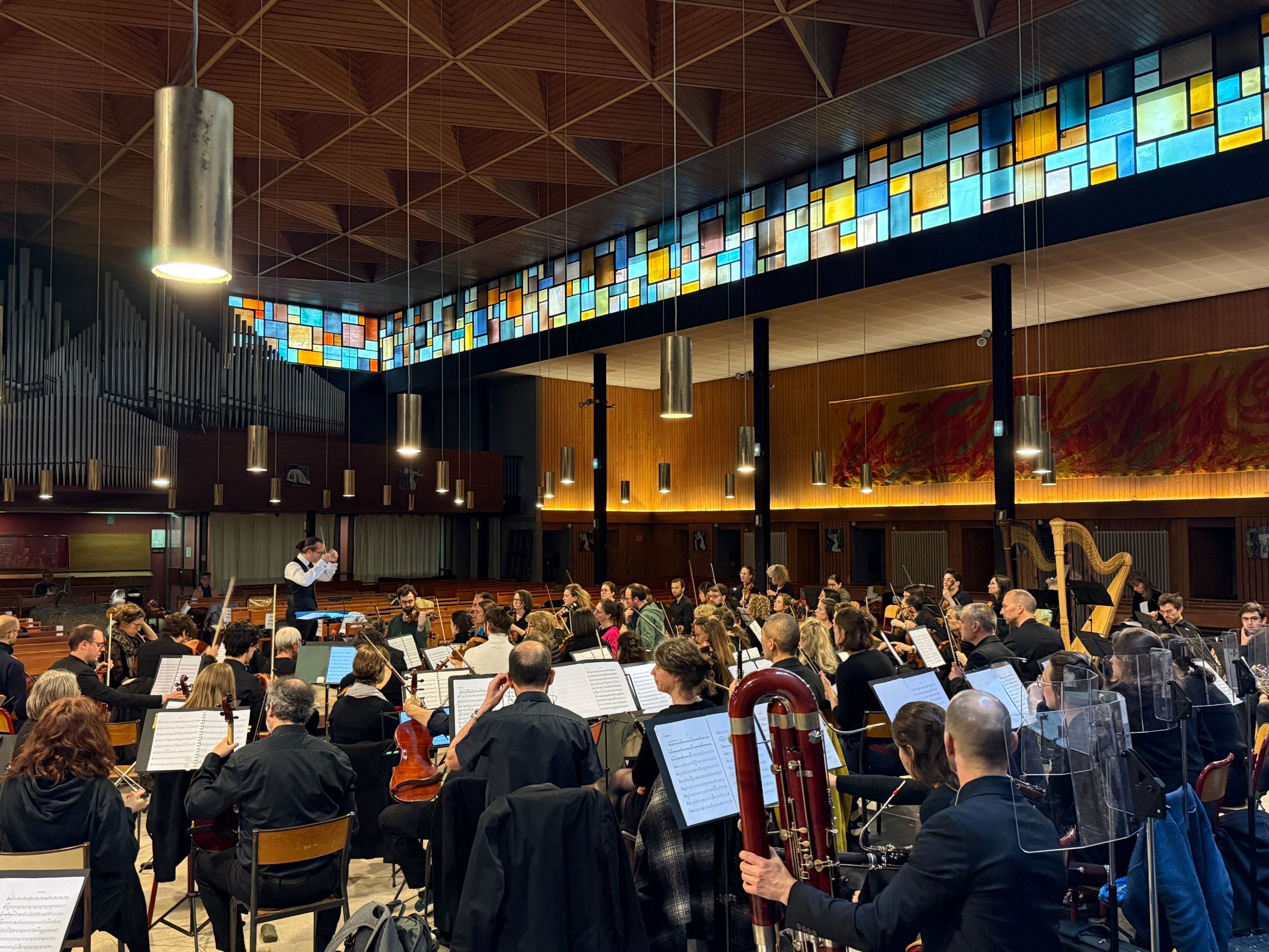 Johannes Le Pennec conducts Ondes Plurielles in Saint-Marcel Church © Rémi Monti / Bachtrack