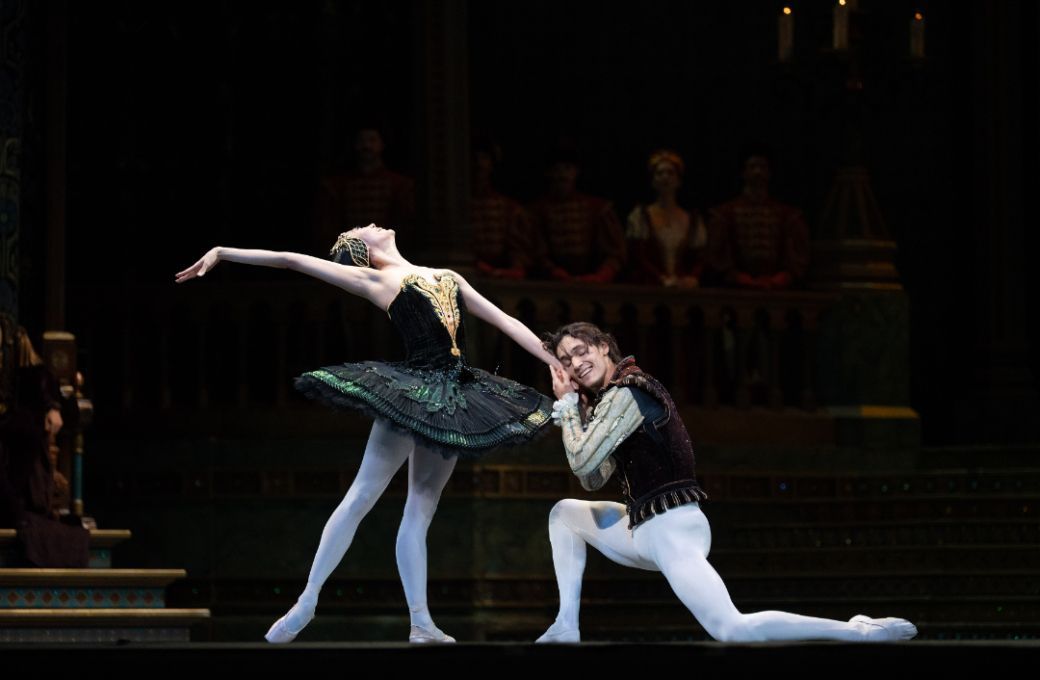 SunMi Park as Odile and Daniel Camargo as Prince Siegfried in <i>Swan Lake</i> © Nir Arieli