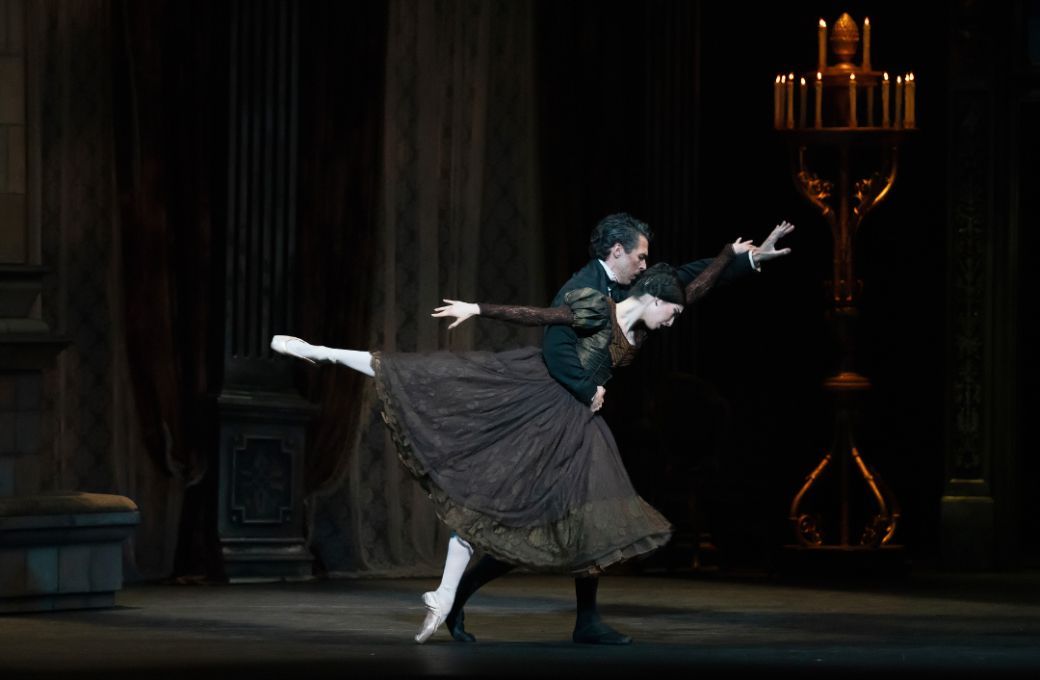Chloe Misseldine as Tatiana and Thomas Forster as Onegin in <i>Onegin</i> © Kyle Froman