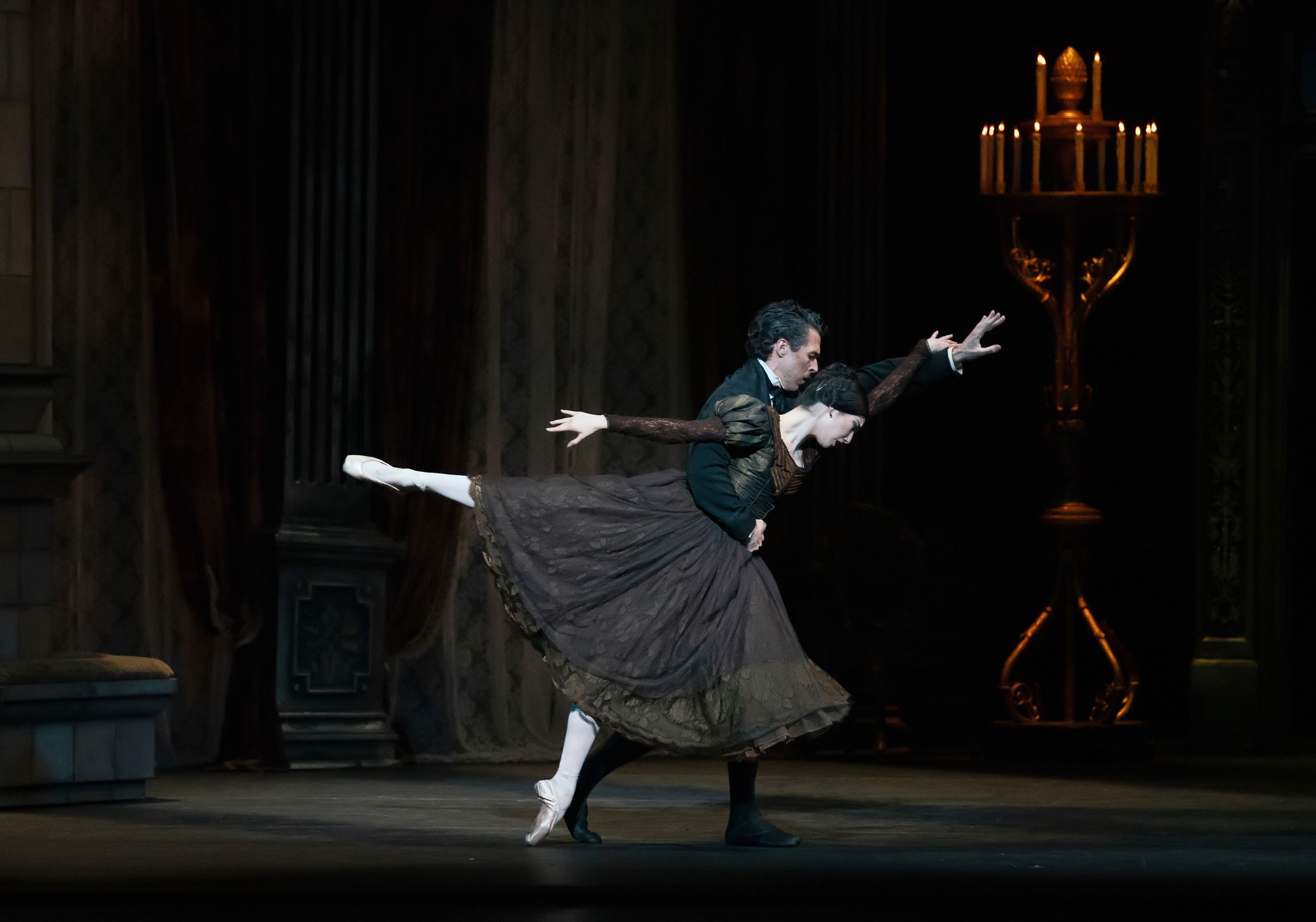 Chloe Misseldine as Tatiana and Thomas Forster as Onegin in <i>Onegin</i> © Kyle Froman