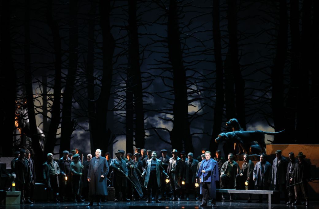 Michele Pertusi (Raimondo), Boris Pinkhasovich (Enrico) and chorus &copy; Brescia e Amisano | Teatro alla Scala