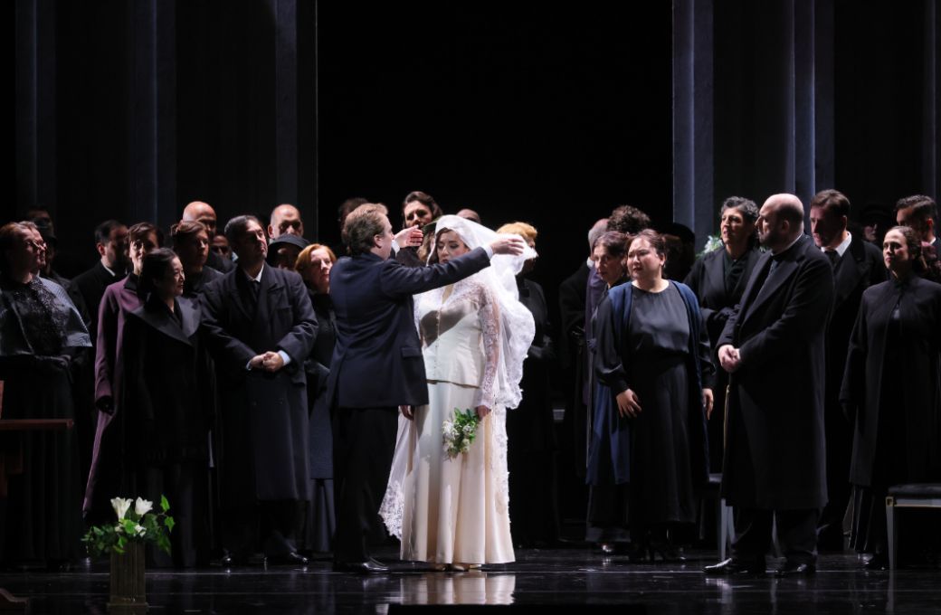 Boris Pinkhasovich (Enrico), Rosa Feola (Lucia) and ensemble &copy; Brescia e Amisano | Teatro alla Scala