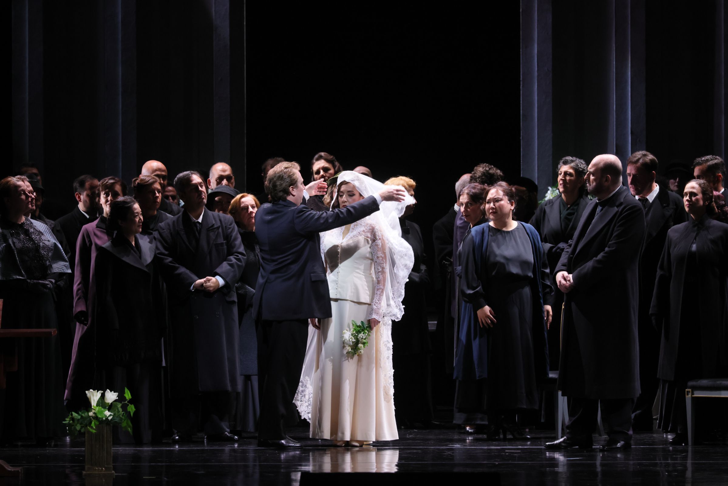Boris Pinkhasovich (Enrico), Rosa Feola (Lucia) and ensemble &copy; Brescia e Amisano | Teatro alla Scala