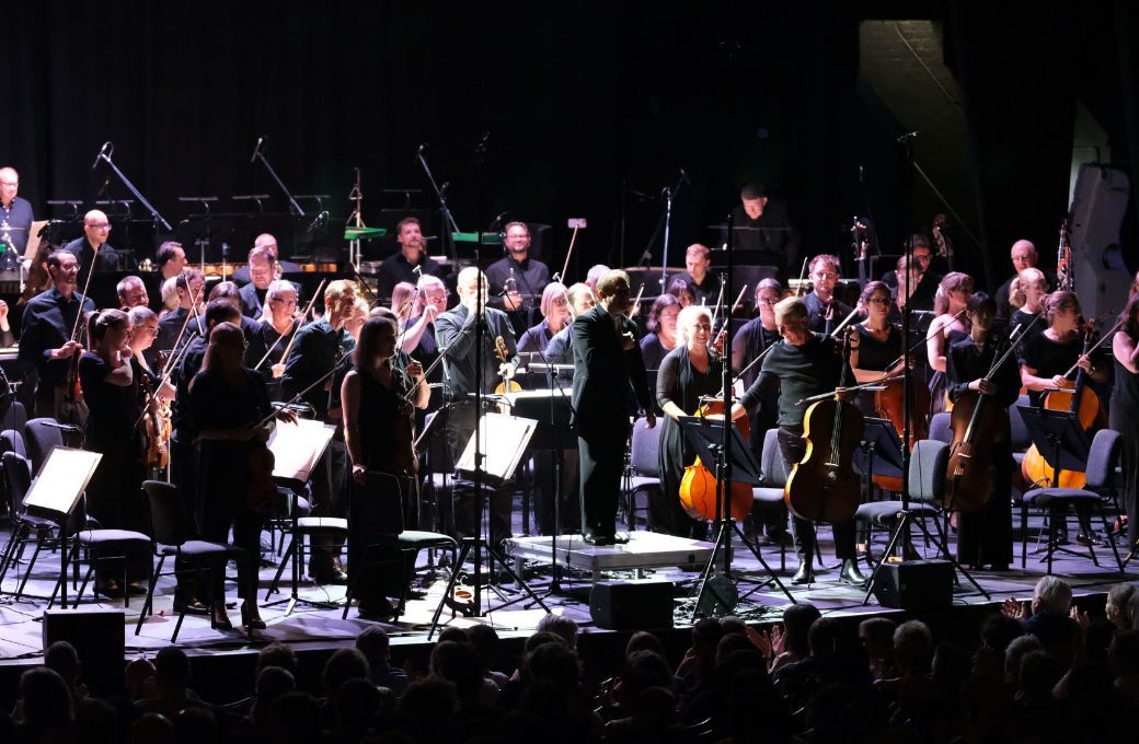 Ludovic Morlot and the BBC Philharmonic Orchestra © Benjamin Thomas