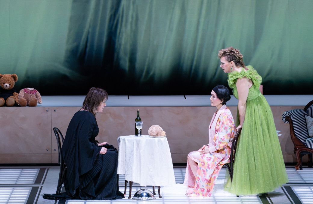 Aile Asszonyi (Elektra), Mihoko Fujimura (Klytaemnestra) and Hedvig Haugerud (Chrysothemis) © Rikimaru Hotta