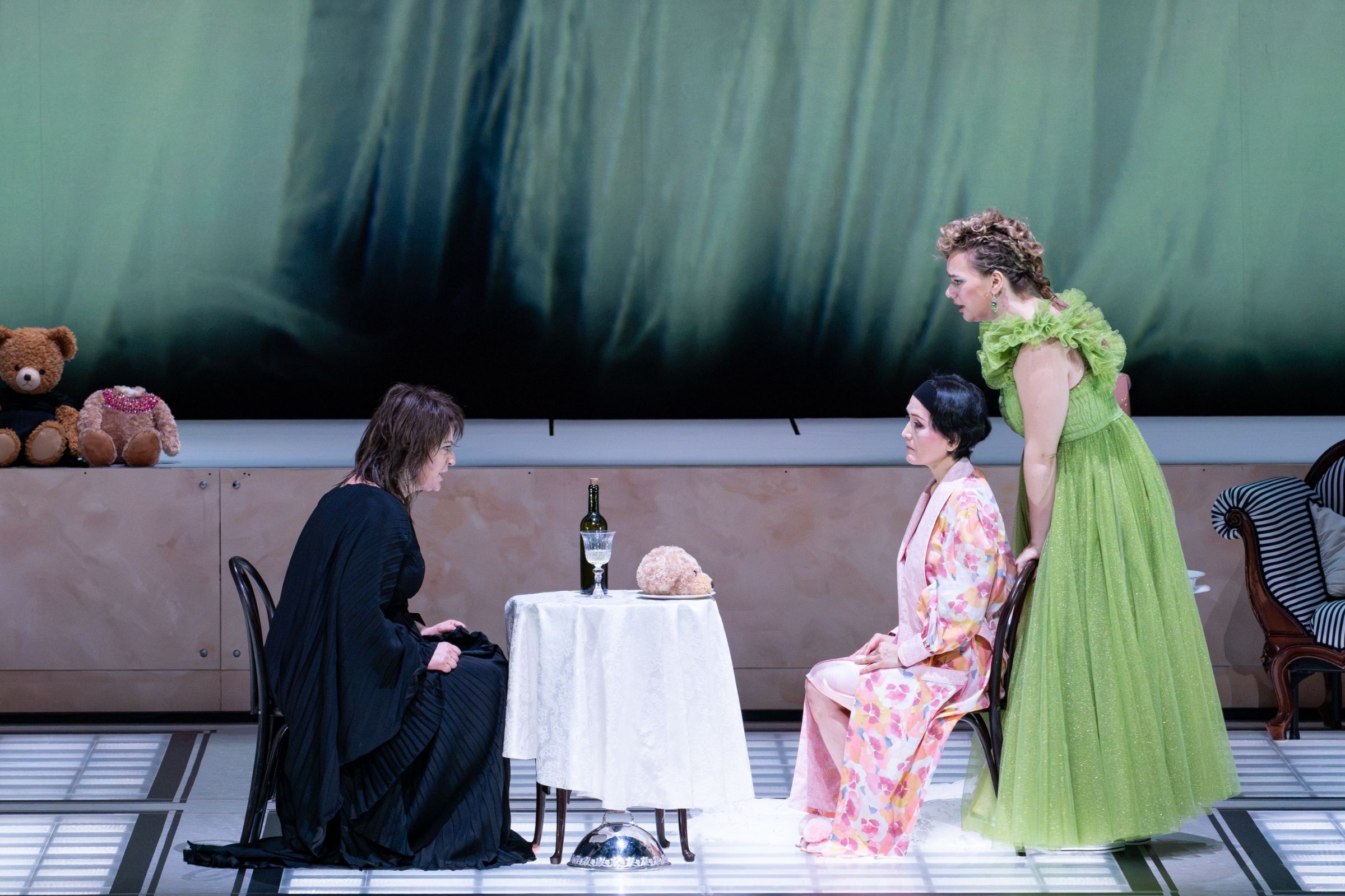Aile Asszonyi (Elektra), Mihoko Fujimura (Klytaemnestra) and Hedvig Haugerud (Chrysothemis) © Rikimaru Hotta