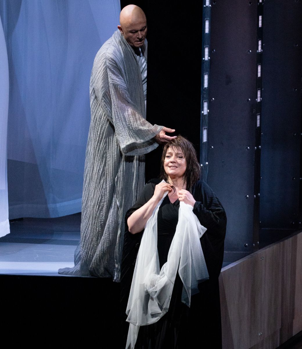Egils Siliņš (Orest) and Aile Asszonyi (Elektra) © Rikimaru Hotta