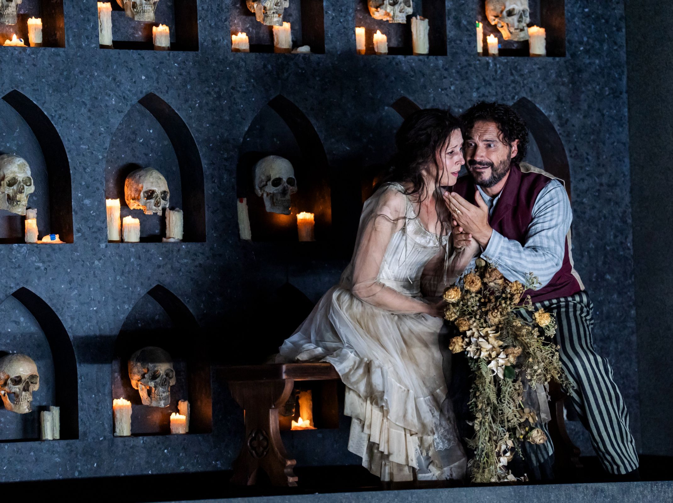 Lisette Oropesa (Elvira) and Francesco Demuro (Arturo) &copy; RBO | Tristram Kenton