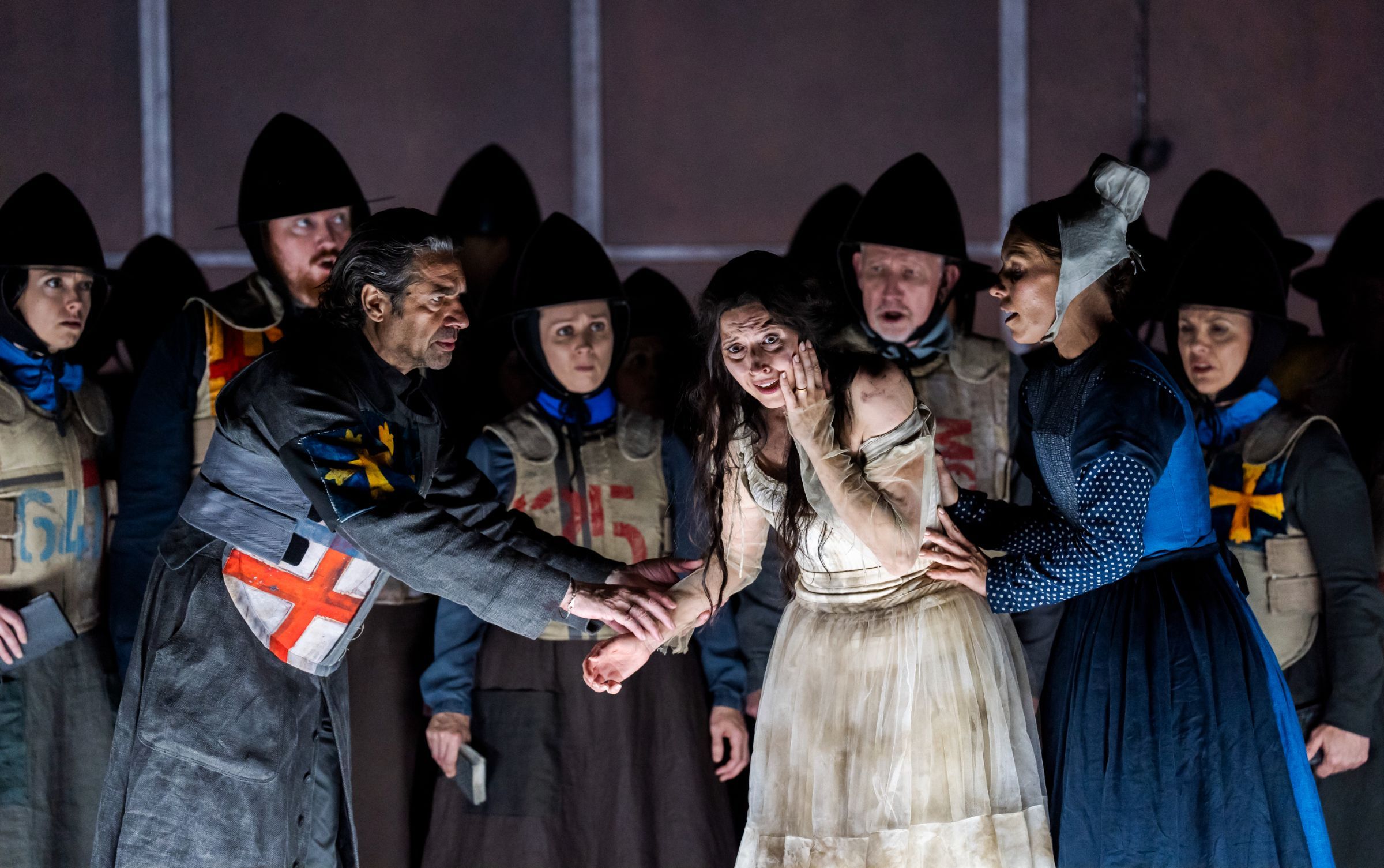 Ildebrando D'Arcangelo (Giorgio), Lisette Oropesa (Elvira) and ensemble &copy; RBO | Tristram Kenton