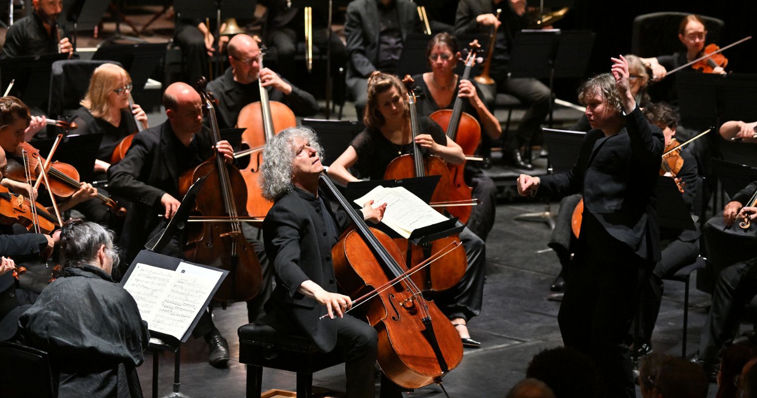 Maxim Emelyanychev, Steven Isserlis and the OAE party like it’s 1897 © Mark Allan