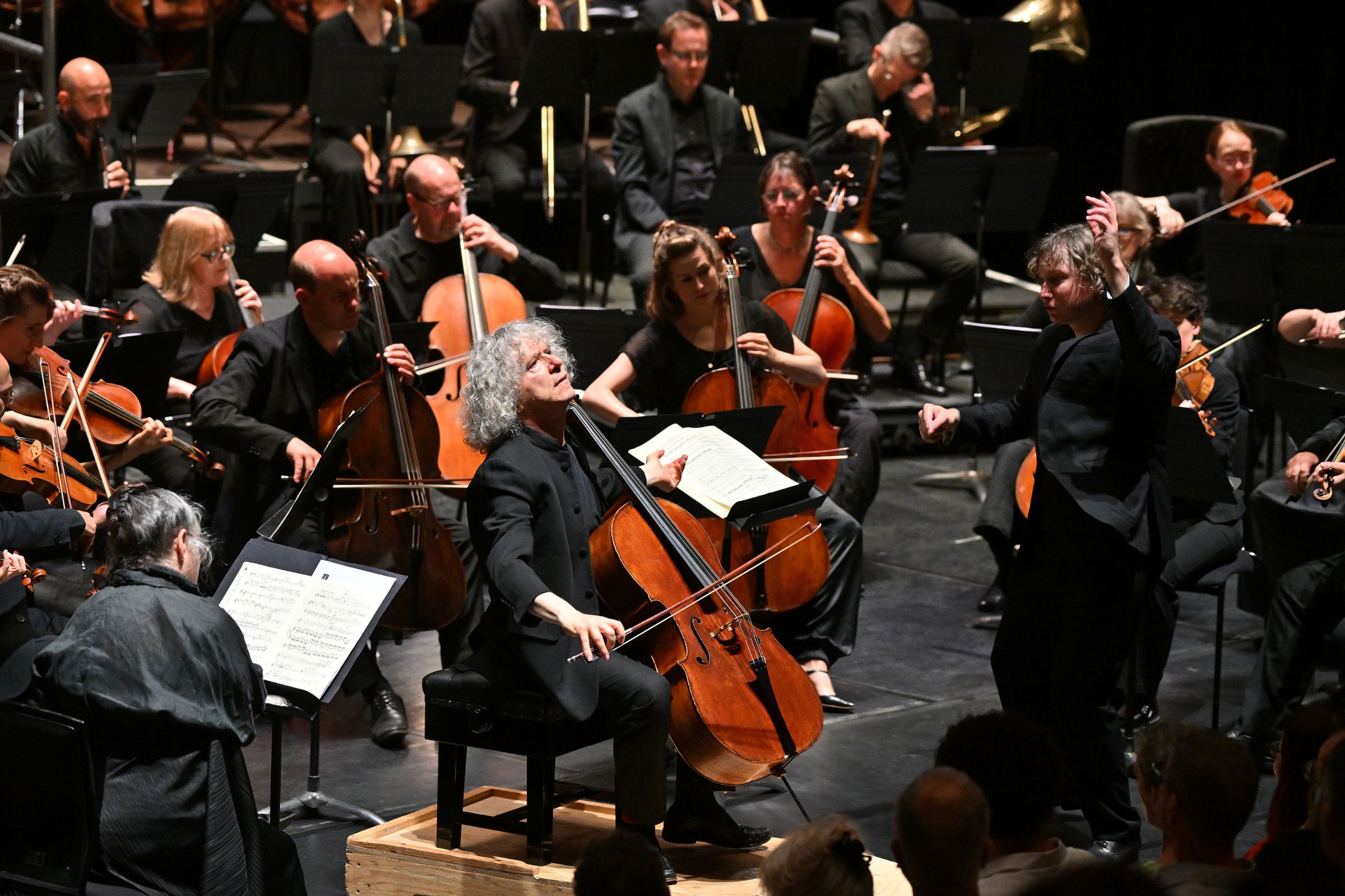 Maxim Emelyanychev, Steven Isserlis and the OAE party like it’s 1897 © Mark Allan