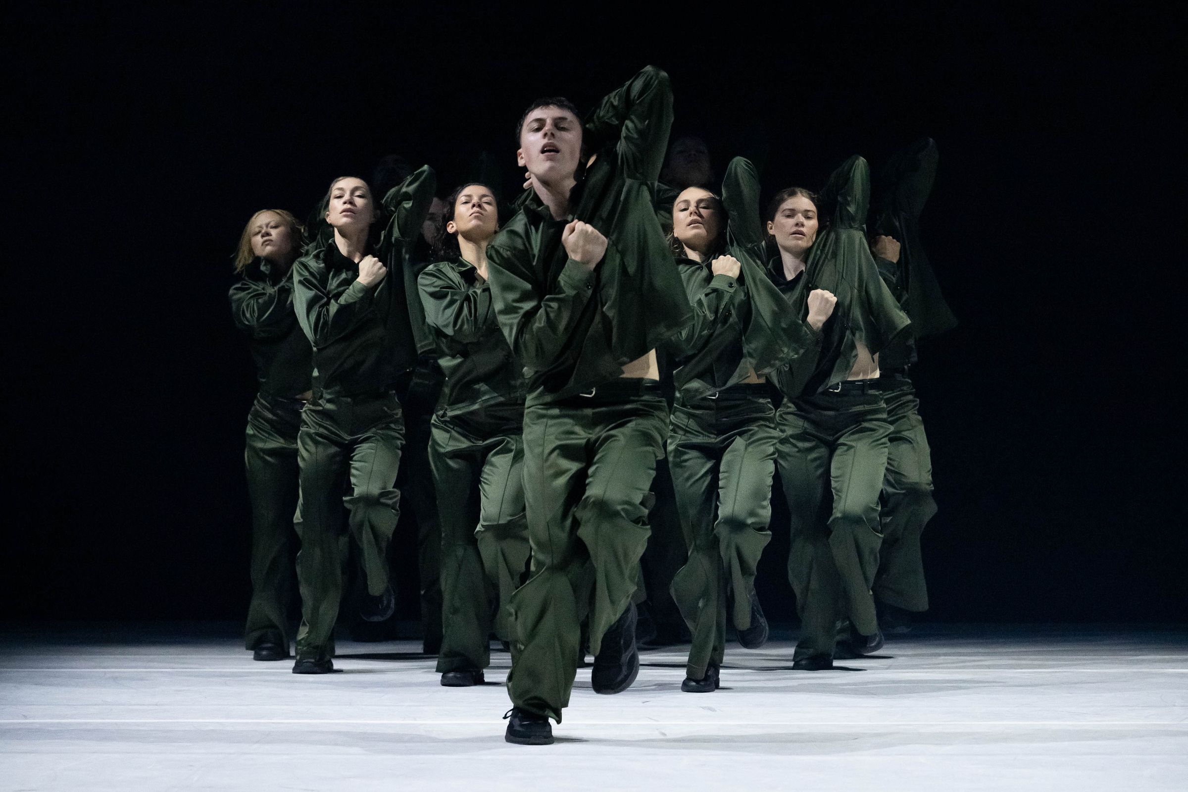 Sydney Dance Company’s <i>Engine</i>: the cult is recruiting © Wendell Teodoro
