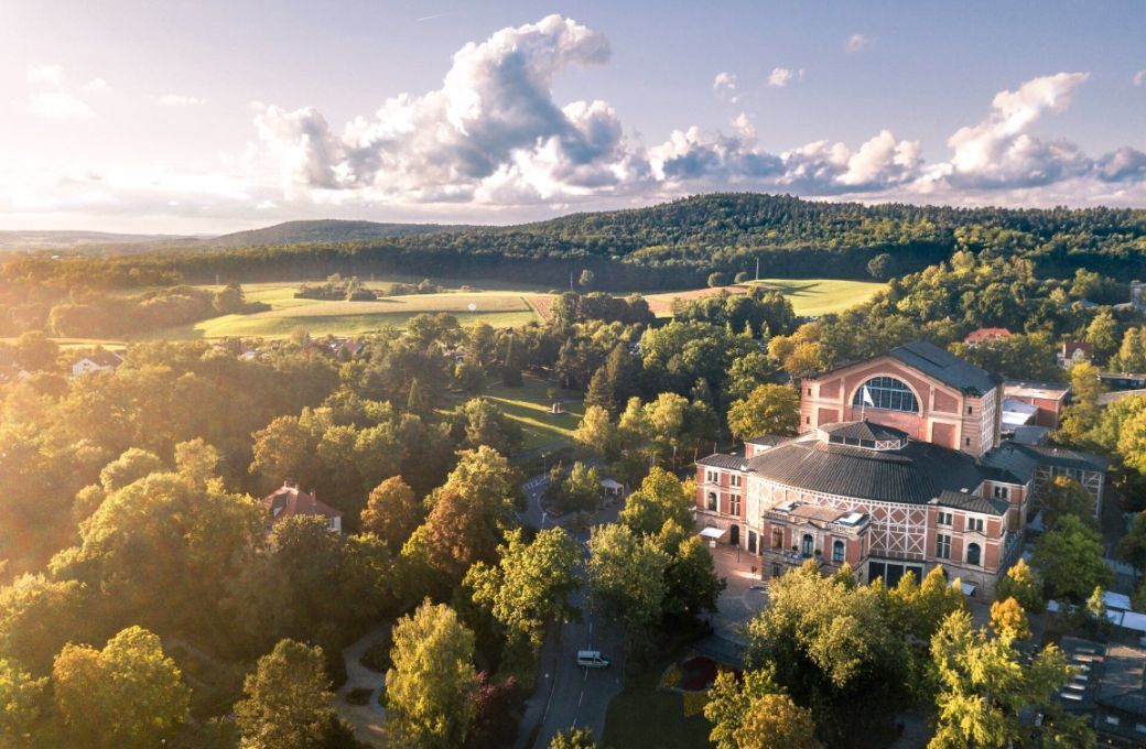 Bayreuther Festspielhaus (Dronenshot) © Corinna Heumann