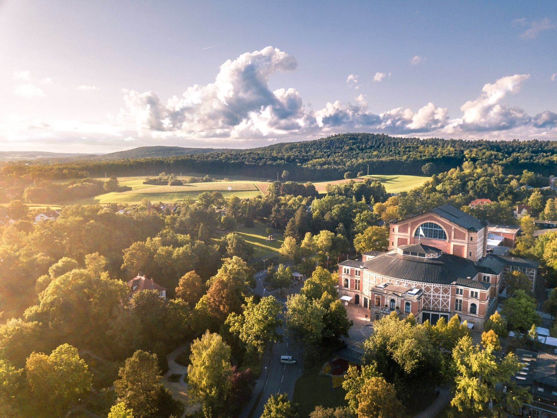 Bayreuther Festspielhaus (Dronenshot) © Corinna Heumann